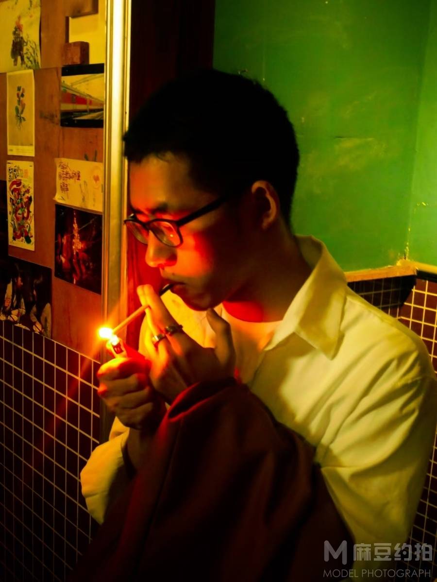 情绪模特