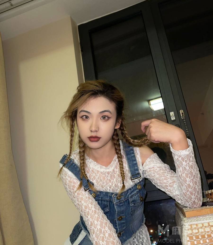 情绪模特
