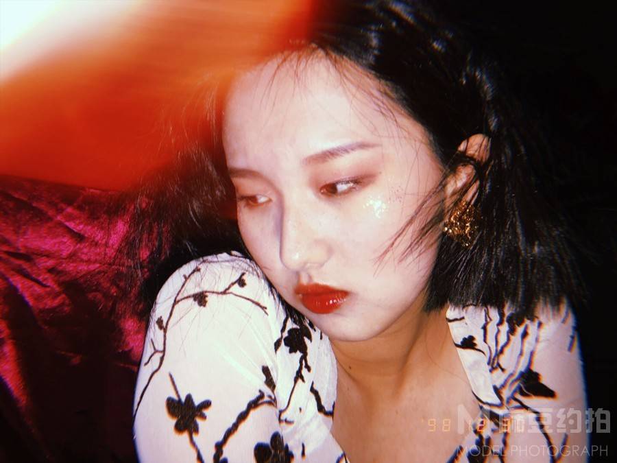 情绪模特