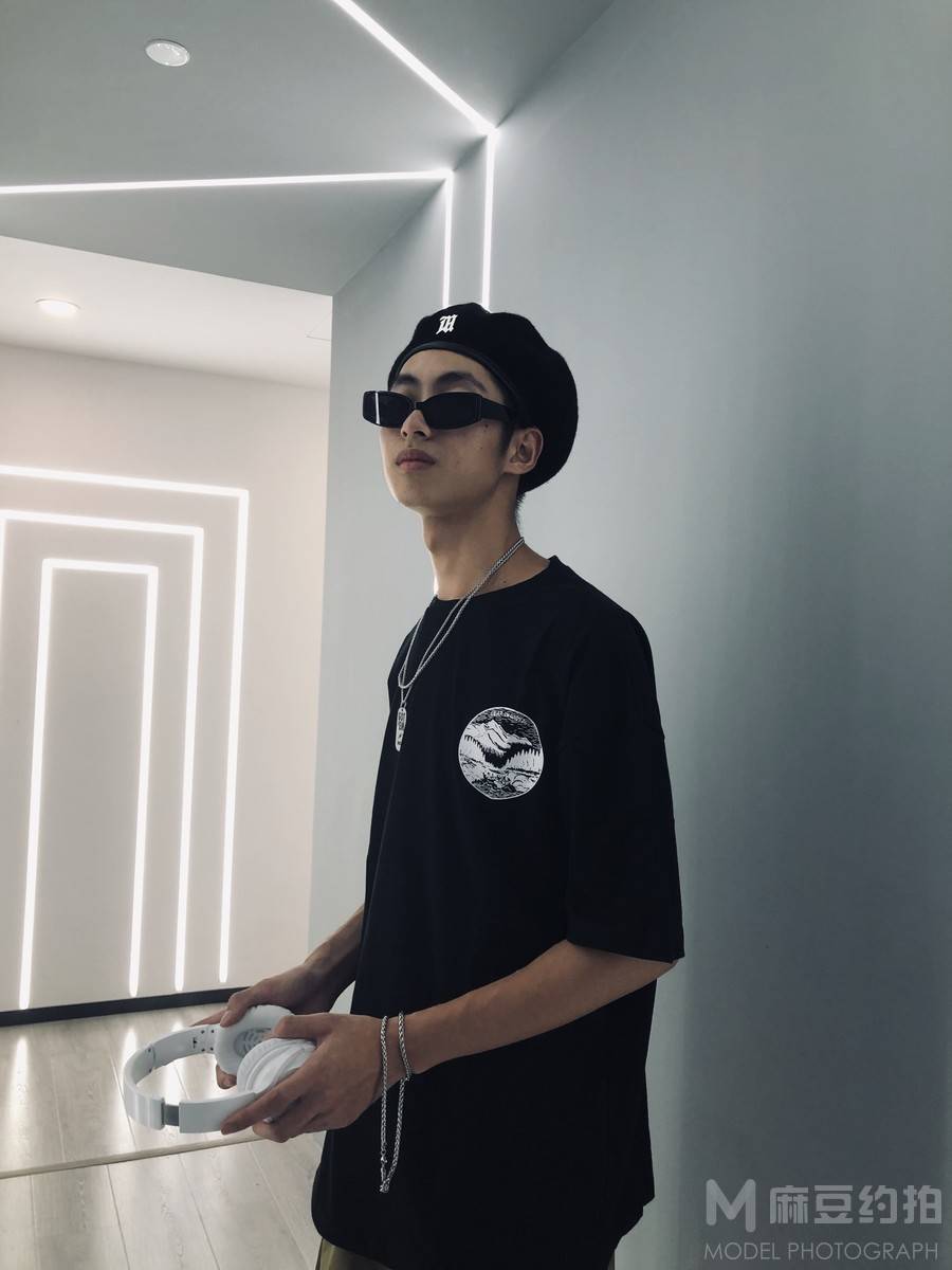 情绪模特