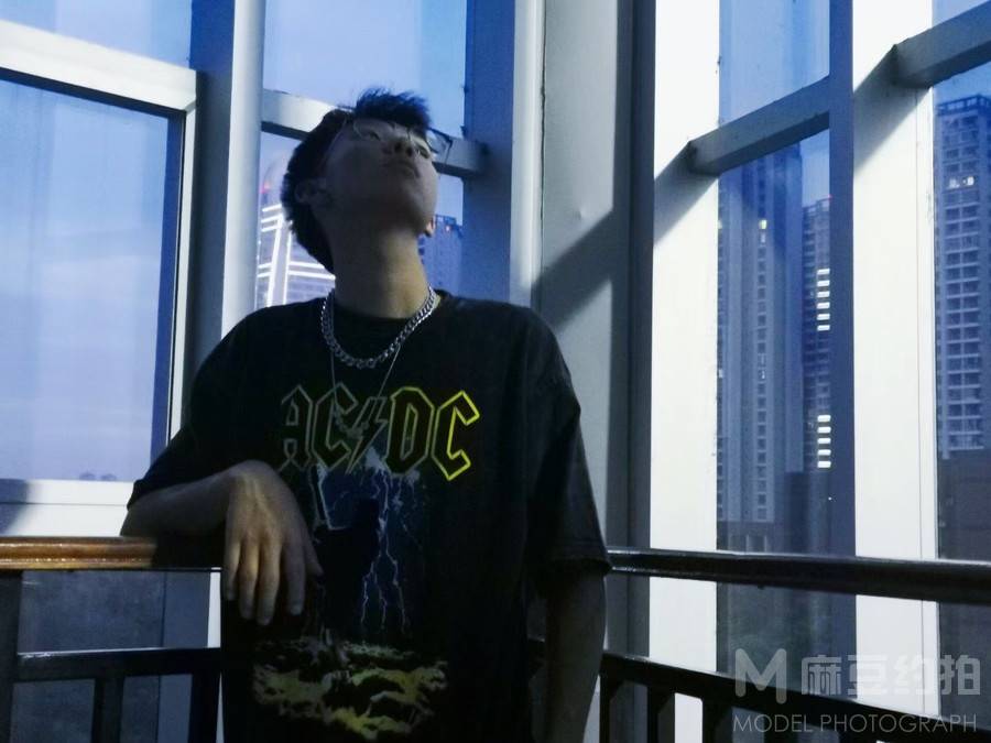 情绪模特