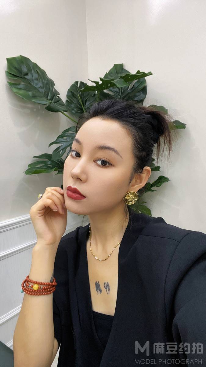 情绪模特