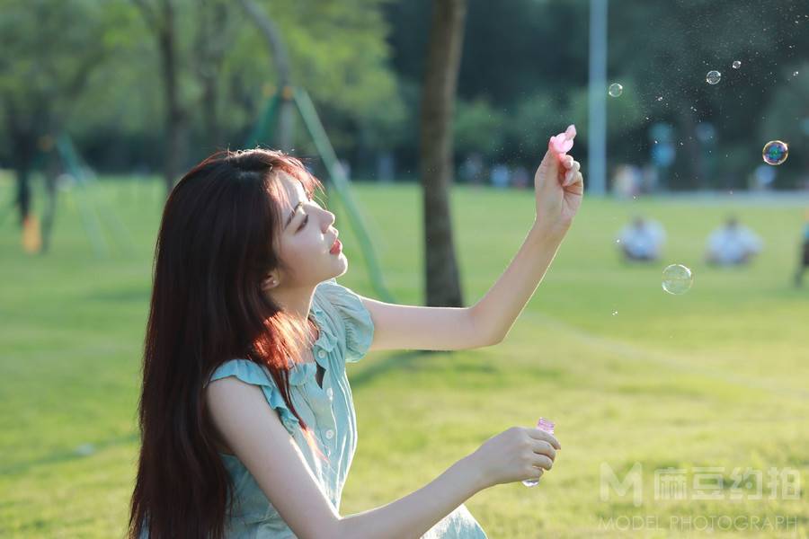 情绪模特