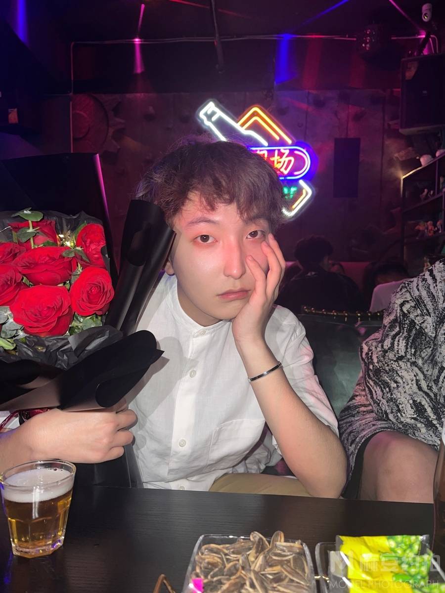 情绪模特