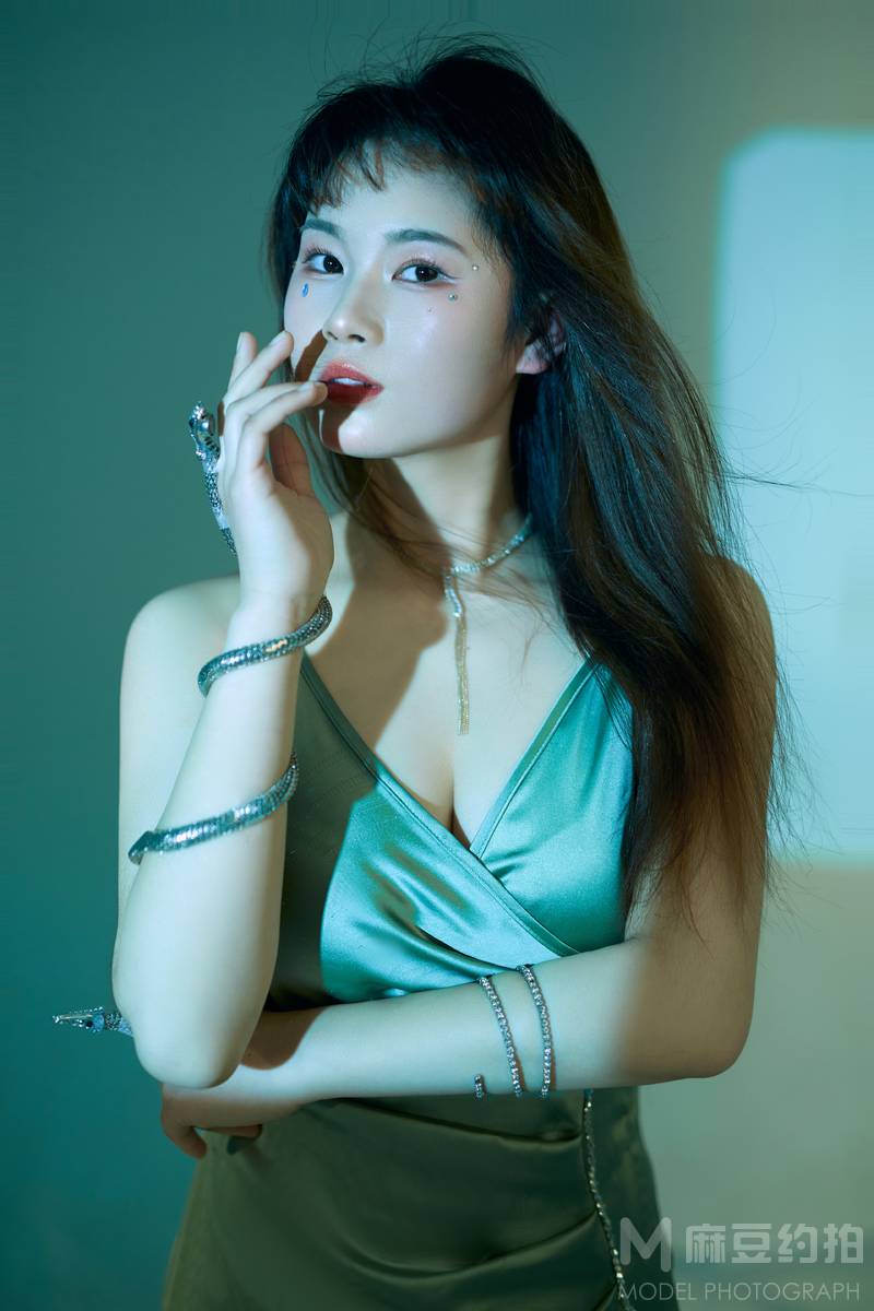 情绪模特