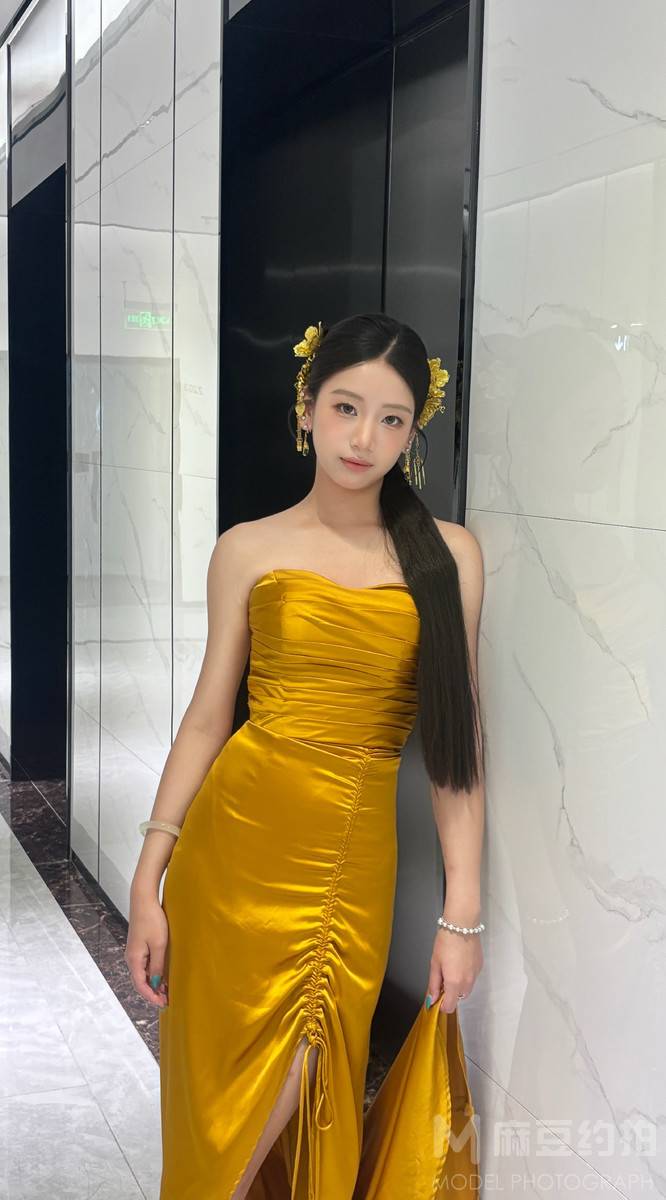 校园模特