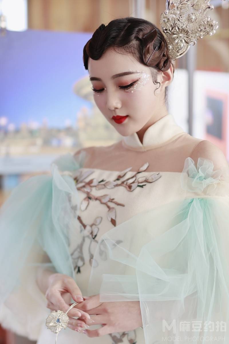 情绪模特